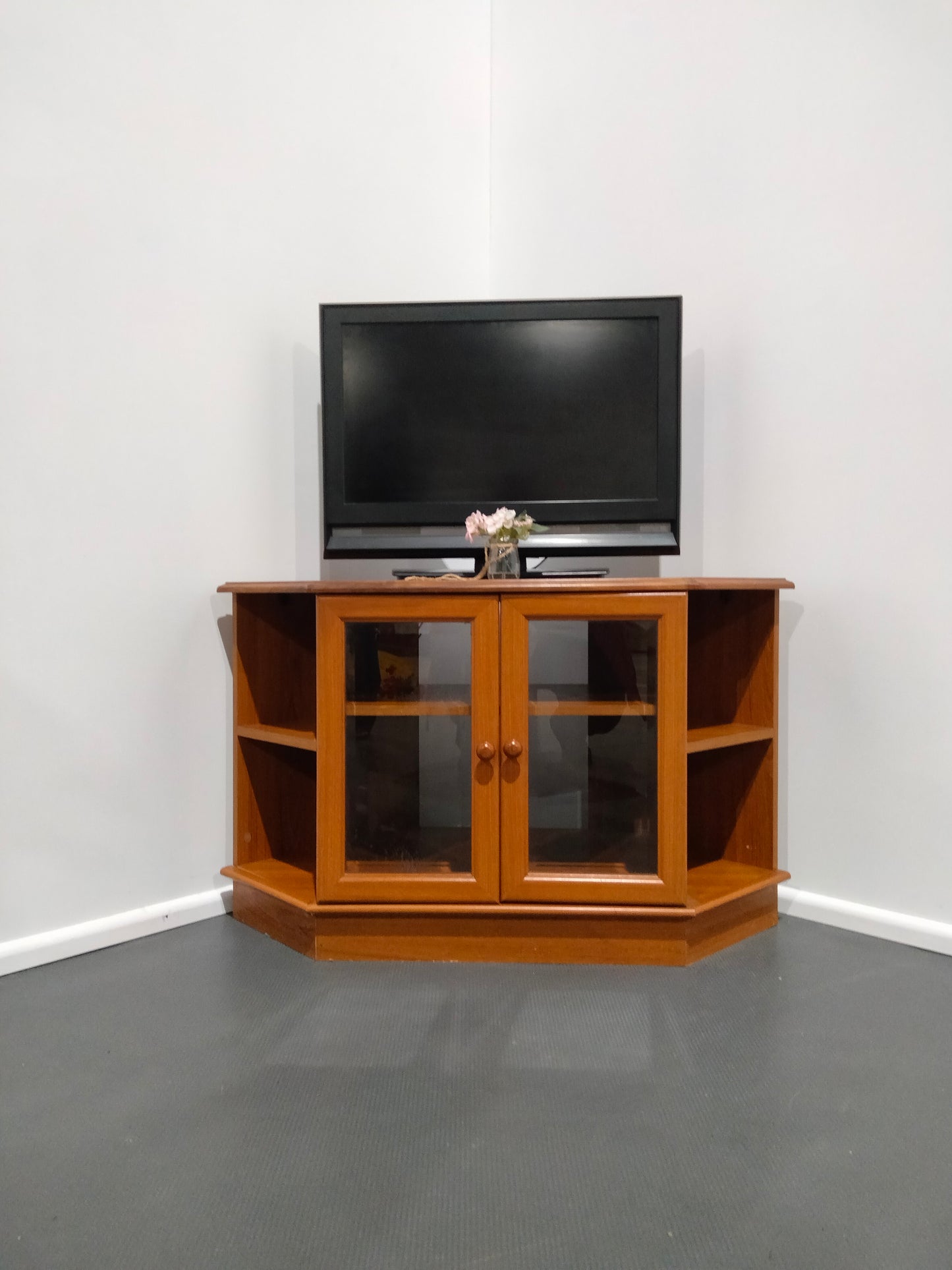 Corner TV stand