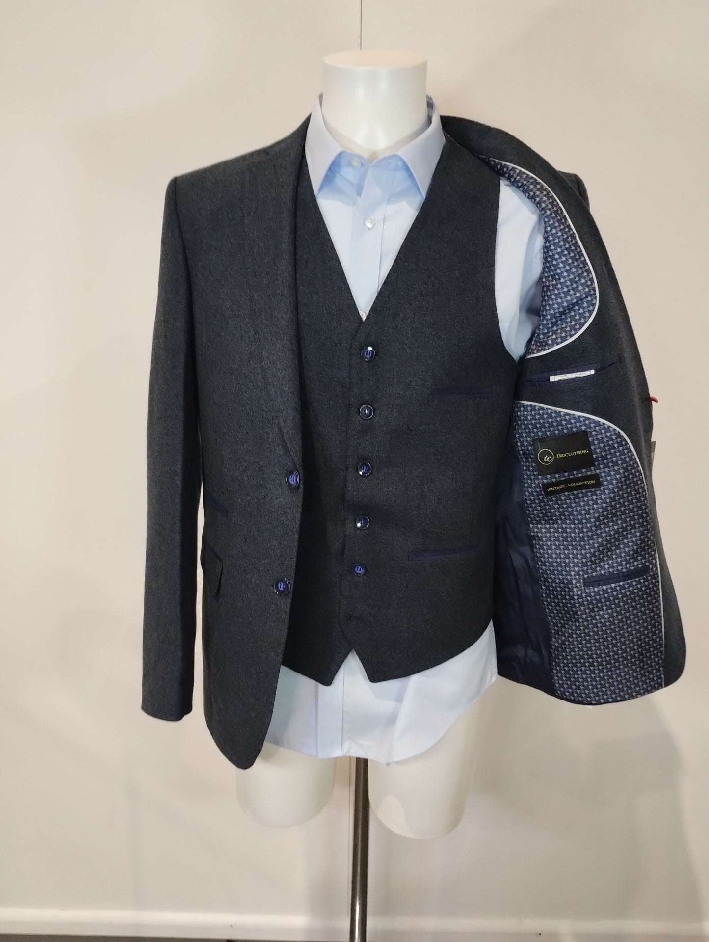 TruClothing Navy Wool Blend Three-Piece Suit with Jacket - 40, Regular Fit, Waistcoat and Trousers - 34, Regular Fit