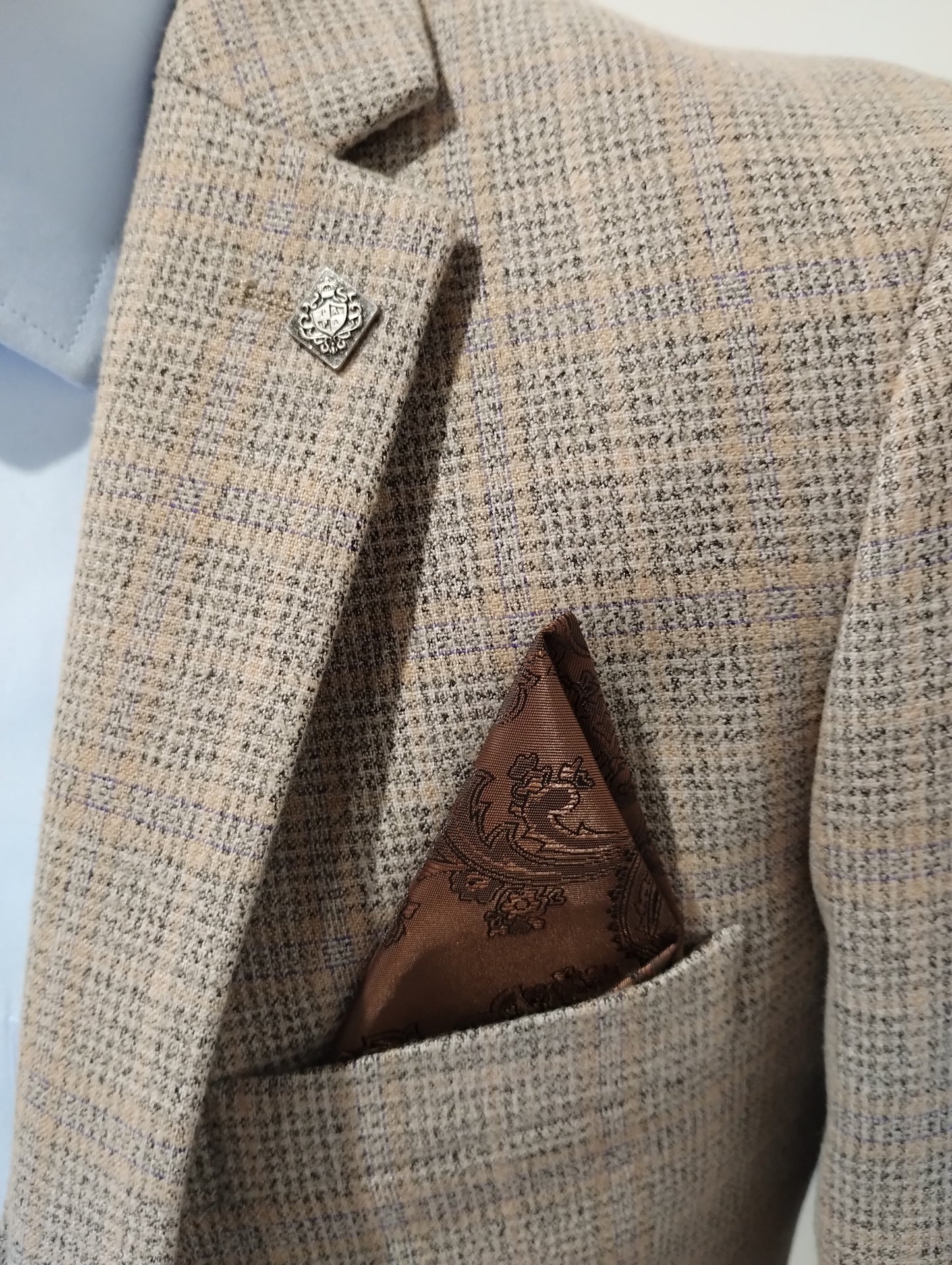 Holland-style Beige Tweed Three-Piece Suit with Slim Fit Jacket - 34, Regular Fit, Waistcoat and Trousers - 28, Regular Fit